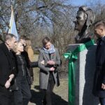 18.03.2022. Kielce. Odsłonięcie popiersia Wiesława Gołasa. Na zdjęciu (w środku): Krzysztof Krawczyk, Maria Krawczyk-Gołas - żona artysty, Agata Wojda - zastępca prezydenta Kielc, Marcin Chłodnicki - zastępca prezydenta Kielc / Wiktor Taszłow / Radio Kielce