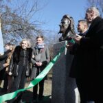 18.03.2022. Kielce. Odsłonięcie popiersia Wiesława Gołasa. Na zdjęciu (w środku): Maria Krawczyk-Gołas - żona artysty, Agata Wojda - zastępca prezydenta Kielc, Marcin Chłodnicki - zastępca prezydenta Kielc, Krzysztof Krawczyk / Wiktor Taszłow / Radio Kielce