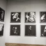 18.03.2022. Kielce. Galeria u Strasza. Wystawa portretów z serii  „Męskie rozmowy” / Wiktor Taszłow / Radio Kielce