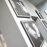 18.03.2022. Kielce. Galeria u Strasza. Wystawa portretów z serii  „Męskie rozmowy” / Wiktor Taszłow / Radio Kielce