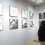 18.03.2022. Kielce. Galeria u Strasza. Wystawa portretów z serii  „Męskie rozmowy” / Wiktor Taszłow / Radio Kielce