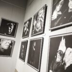 18.03.2022. Kielce. Galeria u Strasza. Wystawa portretów z serii  „Męskie rozmowy” / Wiktor Taszłow / Radio Kielce