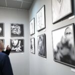 18.03.2022. Kielce. Galeria u Strasza. Wystawa portretów z serii  „Męskie rozmowy” / Wiktor Taszłow / Radio Kielce