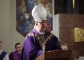 18.03.2022. Kielce. Nocna Droga Krzyżowa z Kielc na Święty Krzyż. Na zdjęciu: biskup Jan Piotrowski / Wiktor Taszłow / Radio Kielce
