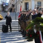 19.03.2022. Kielce. Uroczystości przed pomnikiem marszałka Józefa Piłsudskiego. Na zdjęciu: senator Krzysztof Słoń / Wiktor Taszłow / Radio Kielce