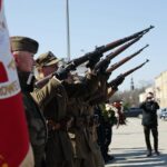 19.03.2022. Kielce. Uroczystości przed pomnikiem marszałka Józefa Piłsudskiego / Wiktor Taszłow / Radio Kielce