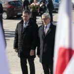 19.03.2022. Kielce. Uroczystości przed pomnikiem marszałka Józefa Piłsudskiego. Na zdjęciu (od lewej): Jarosław Karyś - przewodniczący rady miasta i Sławomir Stachura - dyrektor Kancelarii Prezydenta Urzędu Miasta Kielce / Wiktor Taszłow / Radio Kielce
