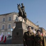 19.03.2022. Kielce. Uroczystości przed pomnikiem marszałka Józefa Piłsudskiego / Wiktor Taszłow / Radio Kielce