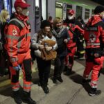 19.03.2022. Kielce. Dworzec PKP. Przyjazd dzieci chorych onkologicznie z Ukrainy / Wiktor Taszłow / Radio Kielce