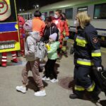 19.03.2022. Kielce. Dworzec PKP. Przyjazd dzieci chorych onkologicznie z Ukrainy / Wiktor Taszłow / Radio Kielce
