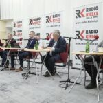20.03.2022. Kielce. Studio Polityczne Radia Kielce. Na zdjęciu (od lewej): Rafał Nowak - wicewojewoda świętokrzyski, Krzysztof Sławiński - PO, Dawid Lewicki - Konfederacja, Czesław Siekierski - poseł, Filip Strząbała - Nowa Lewica / Wiktor Taszłow / Radio Kielce
