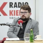 20.03.2022. Kielce. Studio Polityczne Radia Kielce. Na zdjęciu: Filip Strząbała - Nowa Lewica / Wiktor Taszłow / Radio Kielce