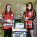 25.03.2022. Kielce. Przedświąteczna zbiórka żywności kieleckiej Caritas. Na zdjęciu (od lewej): Weronika Andrasz, Oliwia Januszek / Wiktor Taszłow / Radio Kielce