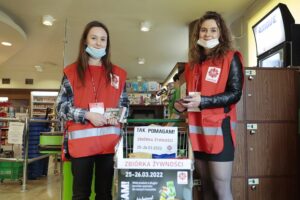 25.03.2022. Kielce. Przedświąteczna zbiórka żywności kieleckiej Caritas. Na zdjęciu (od lewej): Weronika Andrasz, Oliwia Januszek / Wiktor Taszłow / Radio Kielce