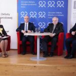 28.03.2022. Kielce, OMPiO. Debata „Człowiek dla człowieka - Pomagamy Ukrainie". Na zdjęciu (od lewej): Katarzyna Bernat - Radio eM, Piotr Wawrzyk - wiceminister spraw zagranicznych, ks. Stanisław Słowik - dyrektor Caritas Diecezji Kieleckiej, Paweł Wójcik - burmistrz Chmielnika / Wiktor Taszłow / Radio Kielce