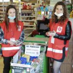 25.03.2022. Kielce. Przedświąteczna zbiórka żywności kieleckiej Caritas. Na zdjęciu (od lewej): Weronika Andrasz, Oliwia Januszek / Wiktor Taszłow / Radio Kielce