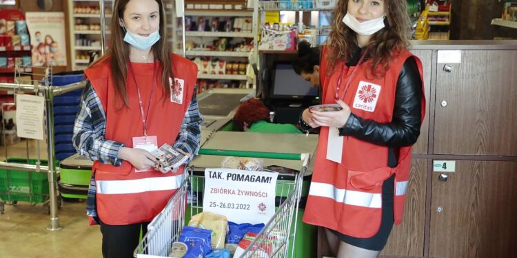 25.03.2022. Kielce. Przedświąteczna zbiórka żywności kieleckiej Caritas. Na zdjęciu (od lewej): Weronika Andrasz, Oliwia Januszek / Wiktor Taszłow / Radio Kielce