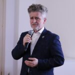 28.03.2022. Kielce, OMPiO. Debata „Człowiek dla człowieka - Pomagamy Ukrainie". Na zdjęciu: senator Krzysztof Słoń / Wiktor Taszłow / Radio Kielce