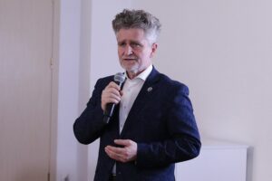 28.03.2022. Kielce, OMPiO. Debata „Człowiek dla człowieka - Pomagamy Ukrainie". Na zdjęciu: senator Krzysztof Słoń / Wiktor Taszłow / Radio Kielce