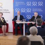 28.03.2022. Kielce, OMPiO. Debata „Człowiek dla człowieka - Pomagamy Ukrainie". Na zdjęciu (od lewej): Katarzyna Bernat - Radio eM, Piotr Wawrzyk - wiceminister spraw zagranicznych, ks. Stanisław Słowik - dyrektor Caritas Diecezji Kieleckiej, Paweł Wójcik - burmistrz Chmielnika / Wiktor Taszłow / Radio Kielce