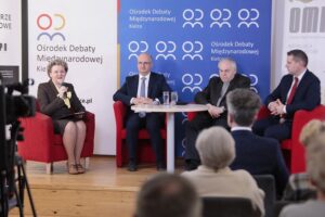 28.03.2022. Kielce, OMPiO. Debata „Człowiek dla człowieka - Pomagamy Ukrainie". Na zdjęciu (od lewej): Katarzyna Bernat - Radio eM, Piotr Wawrzyk - wiceminister spraw zagranicznych, ks. Stanisław Słowik - dyrektor Caritas Diecezji Kieleckiej, Paweł Wójcik - burmistrz Chmielnika / Wiktor Taszłow / Radio Kielce