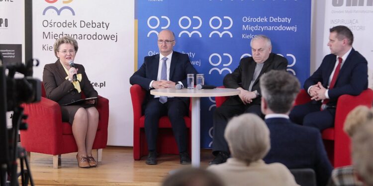 28.03.2022. Kielce, OMPiO. Debata „Człowiek dla człowieka - Pomagamy Ukrainie". Na zdjęciu (od lewej): Katarzyna Bernat - Radio eM, Piotr Wawrzyk - wiceminister spraw zagranicznych, ks. Stanisław Słowik - dyrektor Caritas Diecezji Kieleckiej, Paweł Wójcik - burmistrz Chmielnika / Wiktor Taszłow / Radio Kielce