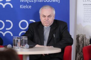 28.03.2022. Kielce, OMPiO. Debata „Człowiek dla człowieka - Pomagamy Ukrainie". Na zdjęciu: ks. Stanisław Słowik - dyrektor Caritas Diecezji Kieleckiej / Wiktor Taszłow / Radio Kielce