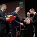 28.03.2022. Kielce. Nagrody Miasta Kielce. Na zdjęciu (od lewej): Jarosław Karyś - przewodniczący kieleckiej rady miasta, Bogdan Wenta - prezydent Kielc, Wit Chamera, Kamil Pacholec - pianista / Wiktor Taszłow / Radio Kielce