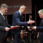 28.03.2022. Kielce. Nagrody Miasta Kielce. Na zdjęciu (od lewej): Jarosław Karyś - przewodniczący kieleckiej rady miasta, Bogdan Wenta - prezydent Kielc, prof. dr hab. Krzysztof Bracha - historyk / Wiktor Taszłow / Radio Kielce