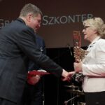 28.03.2022. Kielce. Nagrody Miasta Kielce. Na zdjęciu (od lewej): Jarosław Karyś - przewodniczący kieleckiej rady miasta, Grażyna Szkonter - prezes Świętokrzyskiego Stowarzyszenia „Rodzina Policyjna 1939" / Wiktor Taszłow / Radio Kielce