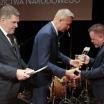 28.03.2022. Kielce. Nagrody Miasta Kielce. Na zdjęciu (od lewej): Jarosław Karyś - przewodniczący kieleckiej rady miasta, Bogdan Wenta - prezydent Kielc, Andrzej Kubera - wiceprezes Stowarzyszenia Ochrony Dziedzictwa Narodowego / Wiktor Taszłow / Radio Kielce