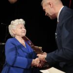 28.03.2022. Kielce. Nagrody Miasta Kielce. Na zdjęciu (od lewej): Halina Rutecka - członkini Związku Sybiraków, Bogdan Wenta - prezydent Kielc / Wiktor Taszłow / Radio Kielce