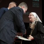 28.03.2022. Kielce. Nagrody Miasta Kielce. Na zdjęciu (od lewej): Bogdan Wenta - prezydent Kielc, Jarosław Karyś - przewodniczący kieleckiej rady miasta, siostra Hanna Szmigielska - mniszka benedyktynka, organistka, cytrzystka, dyrygent specjalizująca się w śpiewie gregoriańskim i muzyce dawnej / Wiktor Taszłow / Radio Kielce