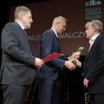 28.03.2022. Kielce. Nagrody Miasta Kielce. Na zdjęciu (od lewej): Jarosław Karyś - przewodniczący kieleckiej rady miasta, Bogdan Wenta - prezydent Kielc, Cyprian Kowalczyk syn nagrodzonego działacza sportowego Janusza Kowalczyka / Wiktor Taszłow / Radio Kielce