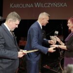 28.03.2022. Kielce. Nagrody Miasta Kielce. Na zdjęciu (od lewej): Jarosław Karyś - przewodniczący kieleckiej rady miasta, Bogdan Wenta - prezydent Kielc, Karolina Wilczyńska - pisarka / Wiktor Taszłow / Radio Kielce
