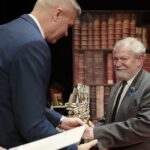 28.03.2022. Kielce. Nagrody Miasta Kielce. Na zdjęciu (od lewej): Bogdan Wenta - prezydent Kielc, Karol Fijałkowski - pełnomocnik Zarządu Województwa ds. Spraw Kombatantów i Osób Represjonowanych / Wiktor Taszłow / Radio Kielce