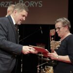 28.03.2022. Kielce. Nagrody Miasta Kielce. Na zdjęciu (od lewej): Jarosław Karyś - przewodniczący kieleckiej rady miasta, Anna Borys - żona nagrodzonego fotografika Andrzeja Borysa / Wiktor Taszłow / Radio Kielce