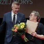 28.03.2022. Kielce. Nagrody Miasta Kielce. Na zdjęciu (od lewej): Bogdan Wenta - prezydent Kielc, Anna Borys - żona nagrodzonego fotografika Andrzeja Borysa / Wiktor Taszłow / Radio Kielce