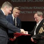 28.03.2022. Kielce. Nagrody Miasta Kielce. Na zdjęciu (od lewej): Jarosław Karyś - przewodniczący kieleckiej rady miasta, Bogdan Wenta - prezydent Kielc, Jerzy Stalmasiński - dyrektor Regionalnego Centrum Krwiodawstwa i Krwiolecznictwa w Kielcach / Wiktor Taszłow / Radio Kielce