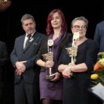 28.03.2022. Kielce. Nagrody Miasta Kielce. Na zdjęciu (od lewej): Jerzy Stalmasiński - dyrektor Regionalnego Centrum Krwiodawstwa i Krwiolecznictwa w Kielcach, Jarosław Karyś - przewodniczący kieleckiej rady miasta, Karolina Wilczyńska - pisarka, Anna Borys, prof. dr hab. Krzysztof Bracha - historyk / Wiktor Taszłow / Radio Kielce