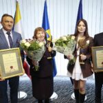 30.03.2022. Kielce. Uroczysta sesja Rady Powiatu Kieleckiego. Na zdjęciu (od lewej): Mirosław Gębski - starosta kielecki, Kazimiera Michalina Zapałowa - „Honorowy Obywatel Powiatu Kieleckiego”, Kinga Banaśkiewicz - córka Zbigniewa Banaśkiewicza - „Zasłużonego dla Powiatu Kieleckiego”, Jacek Kuzia - przewodniczący Rady Powiatu Kieleckiego / Wiktor Taszłow / Radio Kielce