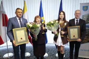 30.03.2022. Kielce. Uroczysta sesja Rady Powiatu Kieleckiego. Na zdjęciu (od lewej): Mirosław Gębski - starosta kielecki, Kazimiera Michalina Zapałowa - „Honorowy Obywatel Powiatu Kieleckiego”, Kinga Banaśkiewicz - córka Zbigniewa Banaśkiewicza - „Zasłużonego dla Powiatu Kieleckiego”, Jacek Kuzia - przewodniczący Rady Powiatu Kieleckiego / Wiktor Taszłow / Radio Kielce