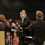 29.03.2022. Kielce. Koncert Charytatywny " Pomagamy Ukrainie"  w ZPSM w Kielcach. Na zdjęciu: Agnieszka Środowska - dyrygent / Wiktor Taszłow / Radio Kielce