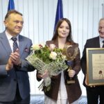 30.03.2022. Kielce. Uroczysta sesja Rady Powiatu Kieleckiego. Na zdjęciu (od lewej): Mirosław Gębski - starosta kielecki, Kinga Banaśkiewicz - córka Zbigniewa Banaśkiewicza - „Zasłużonego dla Powiatu Kieleckiego”, Jacek Kuzia - przewodniczący Rady Powiatu Kieleckiego / Wiktor Taszłow / Radio Kielce