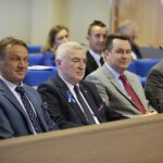 30.03.2022. Kielce. Sesja Rady Powiatu Kieleckiego. Na zdjęciu (od lewej): Mirosław Gębski - starosta kielecki, Andrzej Bętkowski - marszałek województwa świętokrzyskiego, Cezary Majcher - członek zarządu powiatu, Mariusz Ściana - członek zarządu powiatu / Wiktor Taszłow / Radio Kielce