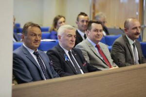 30.03.2022. Kielce. Sesja Rady Powiatu Kieleckiego. Na zdjęciu (od lewej): Mirosław Gębski - starosta kielecki, Andrzej Bętkowski - marszałek województwa świętokrzyskiego, Cezary Majcher - członek zarządu powiatu, Mariusz Ściana - członek zarządu powiatu / Wiktor Taszłow / Radio Kielce