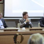 30.03.2022. Kielce. Sesja Rady Powiatu Kieleckiego. Na zdjęciu (od lewej): Robert Kaszuba - wiceprzewodniczący Rady Powiatu Kieleckiego, Kamil Piasecki - wiceprzewodniczący Rady Powiatu Kieleckiego, Jacek Kuzia - przewodniczący Rady Powiatu Kieleckiego / Wiktor Taszłow / Radio Kielce