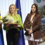 30.03.2022. Kielce. Uroczysta sesja Rady Powiatu Kieleckiego. Na zdjęciu (od lewej): Agnieszka Madetko - Starostwo Powiatowe, Kinga Banaśkiewicz - córka Zbigniewa Banaśkiewicza - „Zasłużonego dla Powiatu Kieleckiego” / Wiktor Taszłow / Radio Kielce