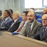 30.03.2022. Kielce. Sesja Rady Powiatu Kieleckiego. Na zdjęciu (od lewej): Krzysztof Słoń - senator, Mirosław Gębski - starosta kielecki, Andrzej Bętkowski - marszałek województwa świętokrzyskiego, Cezary Majcher - członek zarządu powiatu, Mariusz Ściana - członek zarządu powiatu, Stefan Bąk - członek zarządu powiatu / Wiktor Taszłow / Radio Kielce