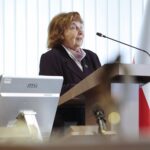 30.03.2022. Kielce. Uroczysta sesja Rady Powiatu Kieleckiego. Na zdjęciu: Kazimiera Michalina Zapałowa - „Honorowy Obywatel Powiatu Kieleckiego” / Wiktor Taszłow / Radio Kielce